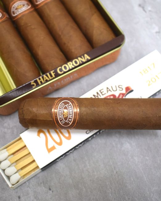 A Flores El Criollito Half Corona (Open)